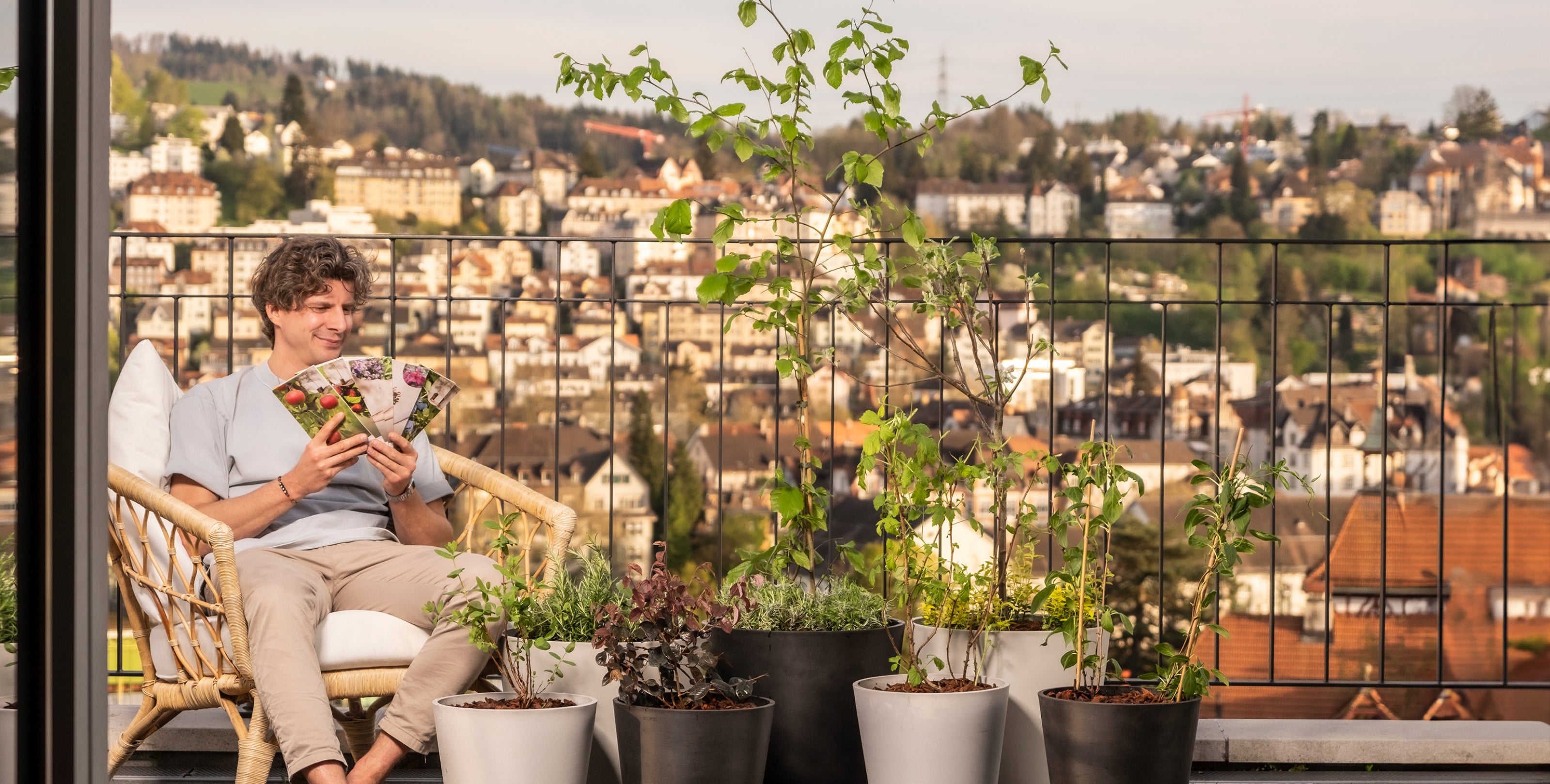 So pflanzt du Balkonpflanzen und Gartenpflanzen richtig ein