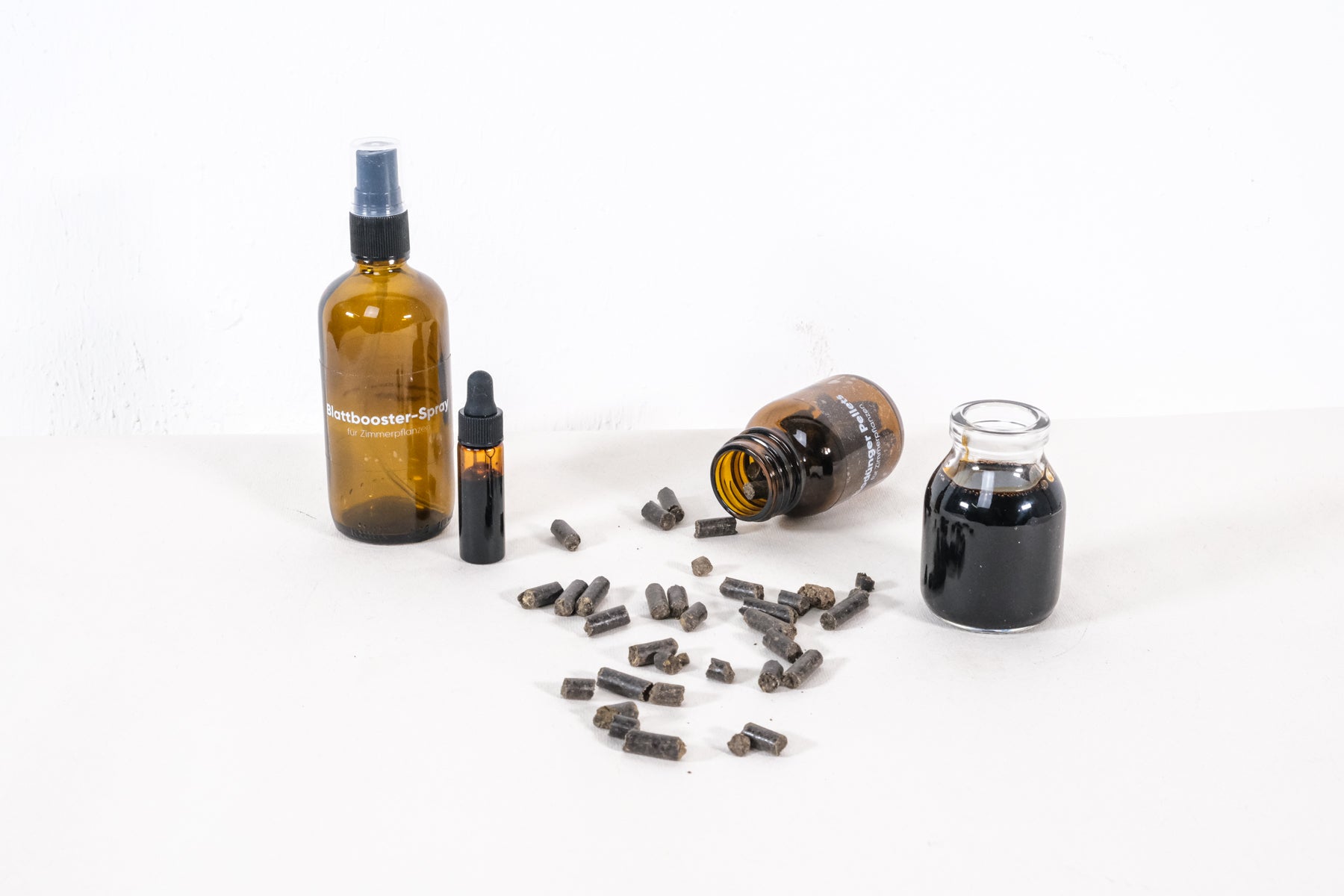 Blattbooster-Spray, Dünger-Pellets und Flüssigdünger nebeneinander