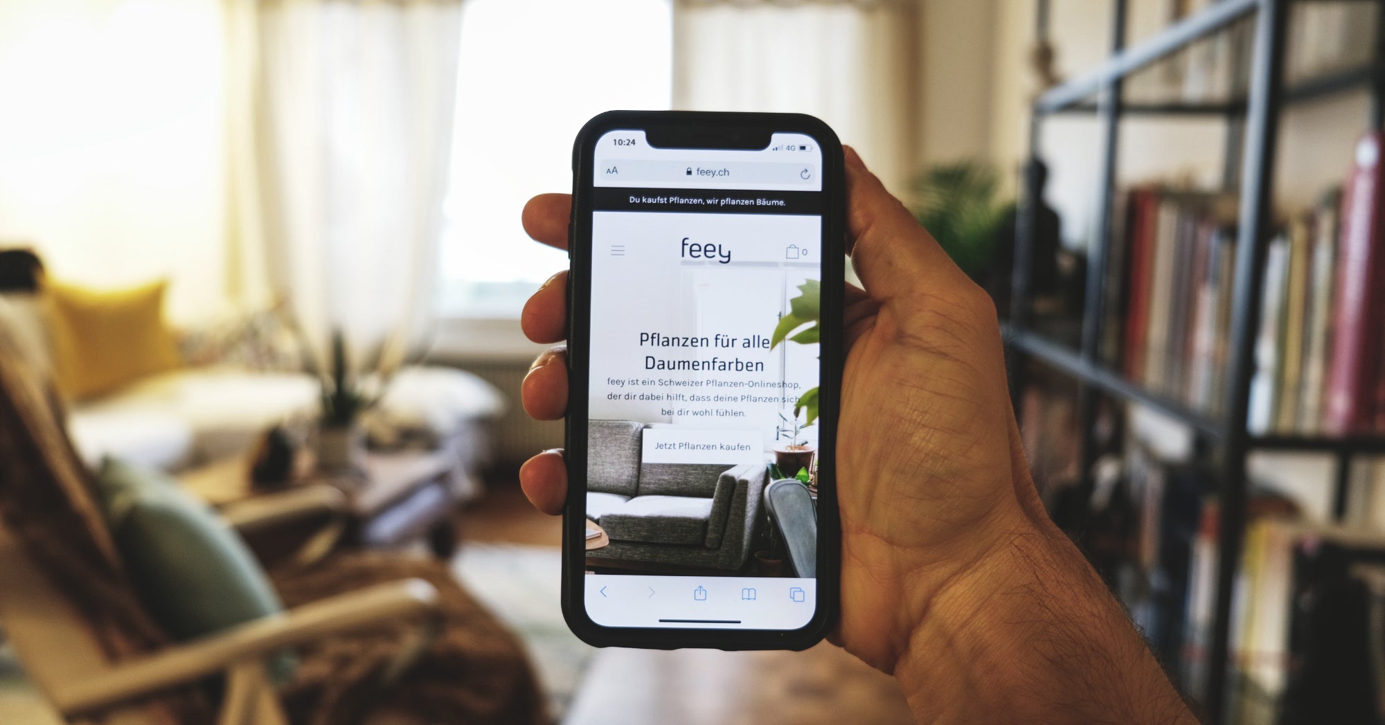 Smartphone mit der feey-Startseite