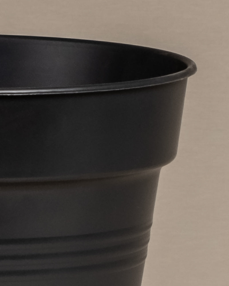 Detailaufnahme von einem schwarzen Innentopf der Marke elho mit 13cm Durchmesser