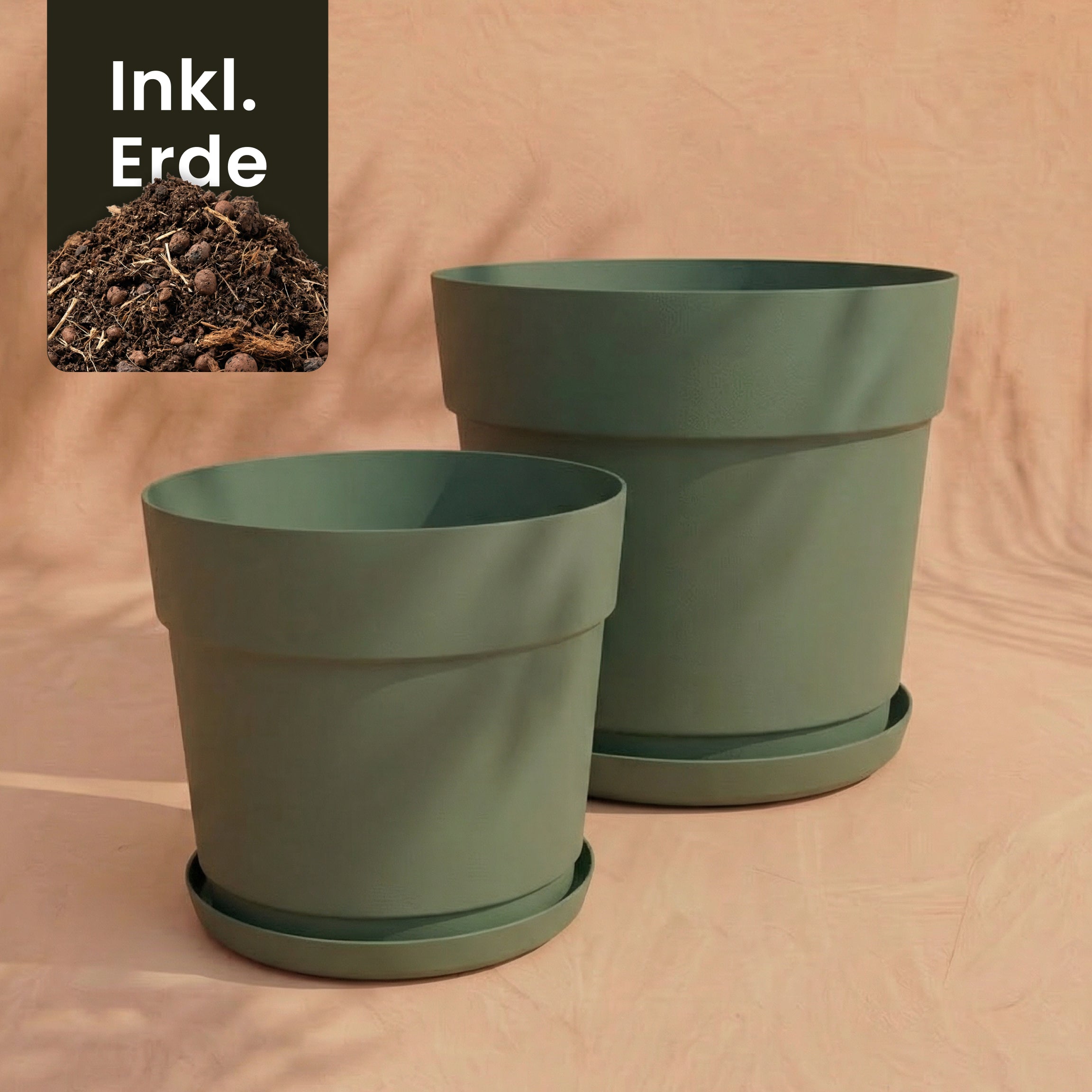 Zwei grüne Pflanzkübel des Sets 'Bloom' (38, 29) aus recyceltem Kunststoff mit Untersetzern stehen auf heller Fläche; oben links zeigt ein Ausschnitt Erde mit dem Hinweis 
