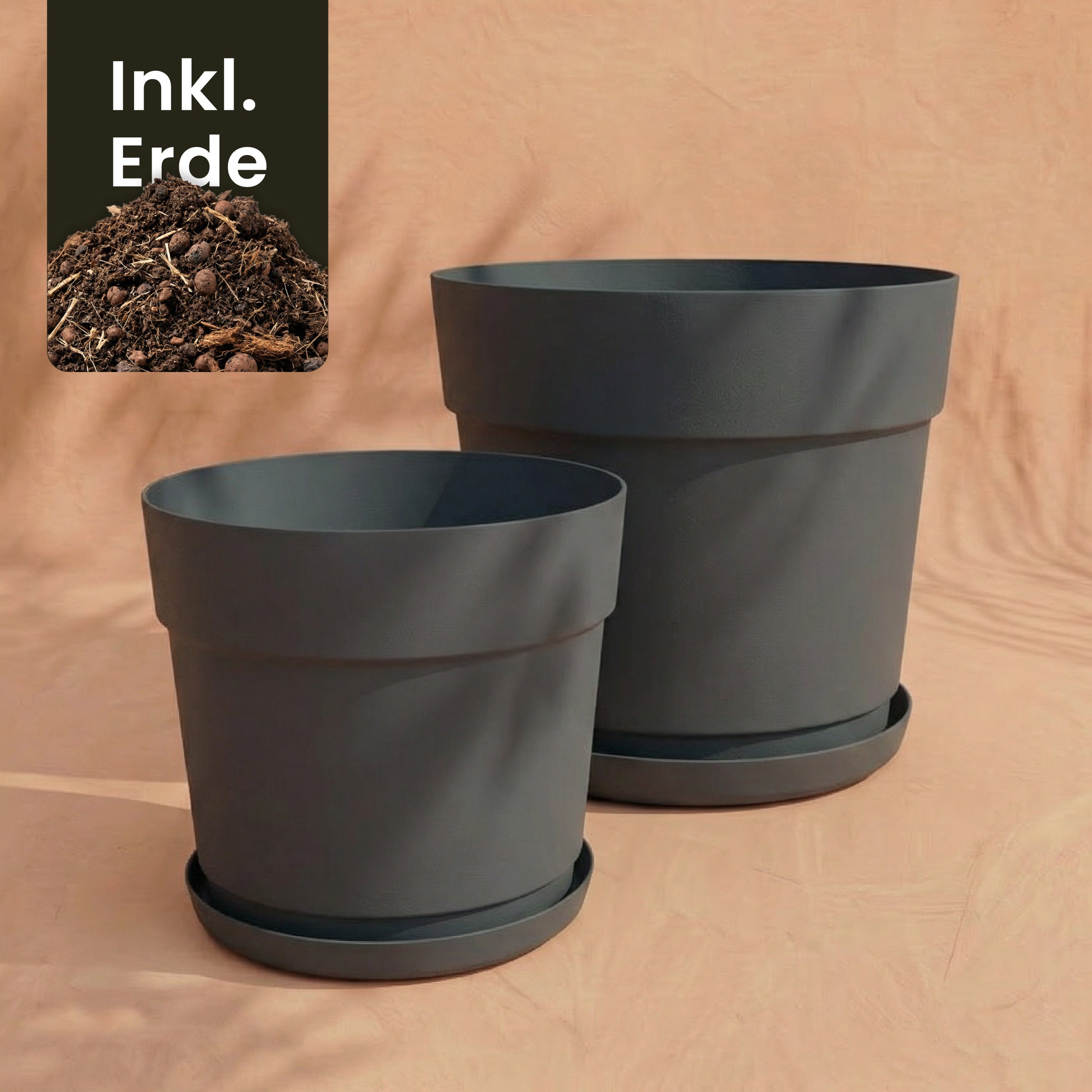 Zwei schwarze Pflanzkübel aus recyceltem Kunststoff des Sets 'Bloom' (38, 29) mit passenden Untersetzern stehen auf beigefarbener Fläche. Ein Bild oben links weist auf 