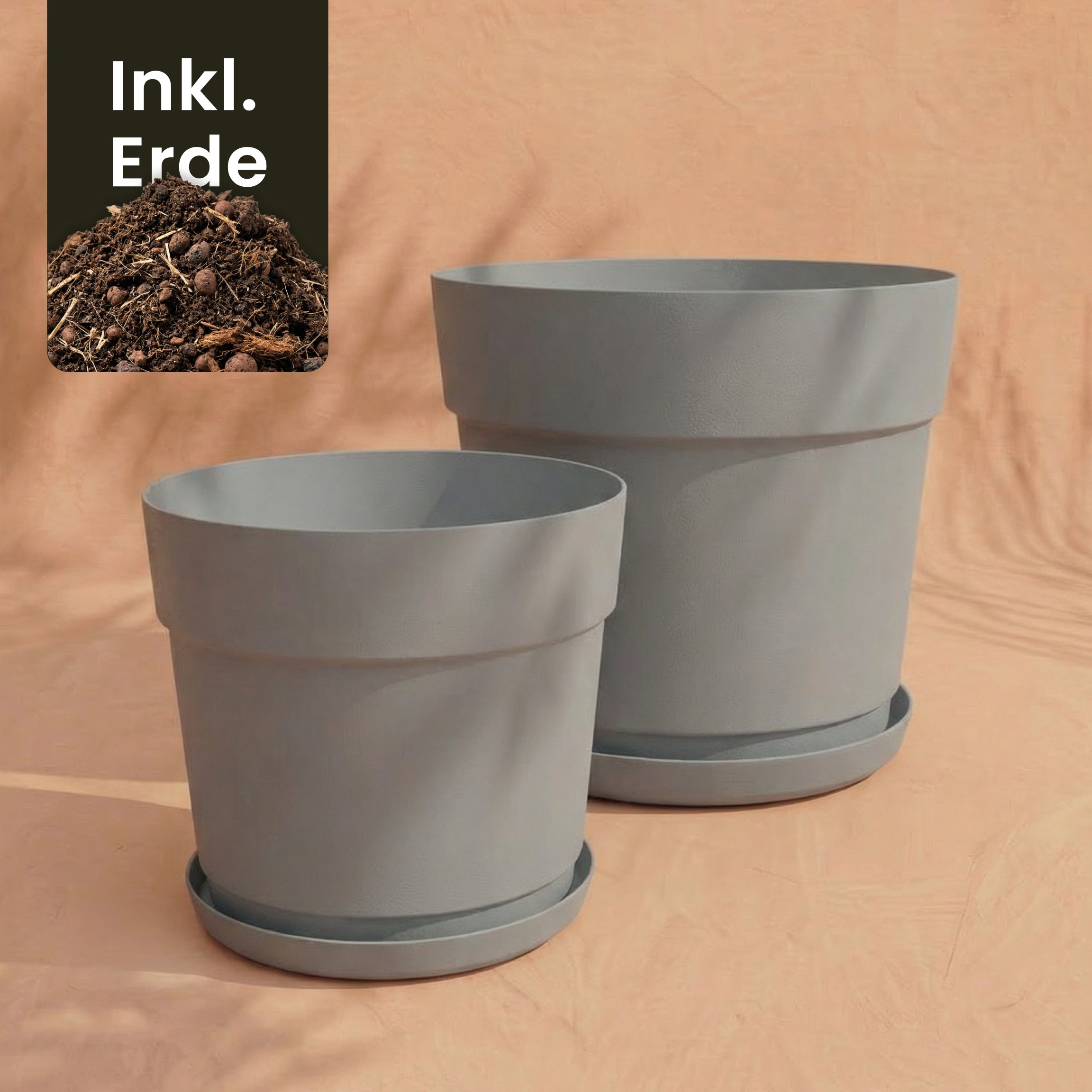 Zwei graue Pflanzkübel-Set 'Bloom' (38, 29) mit passenden Untertassen aus recyceltem Kunststoff sitzen auf einer beigen Fläche. Auf einem Etikett in der linken oberen Ecke steht 