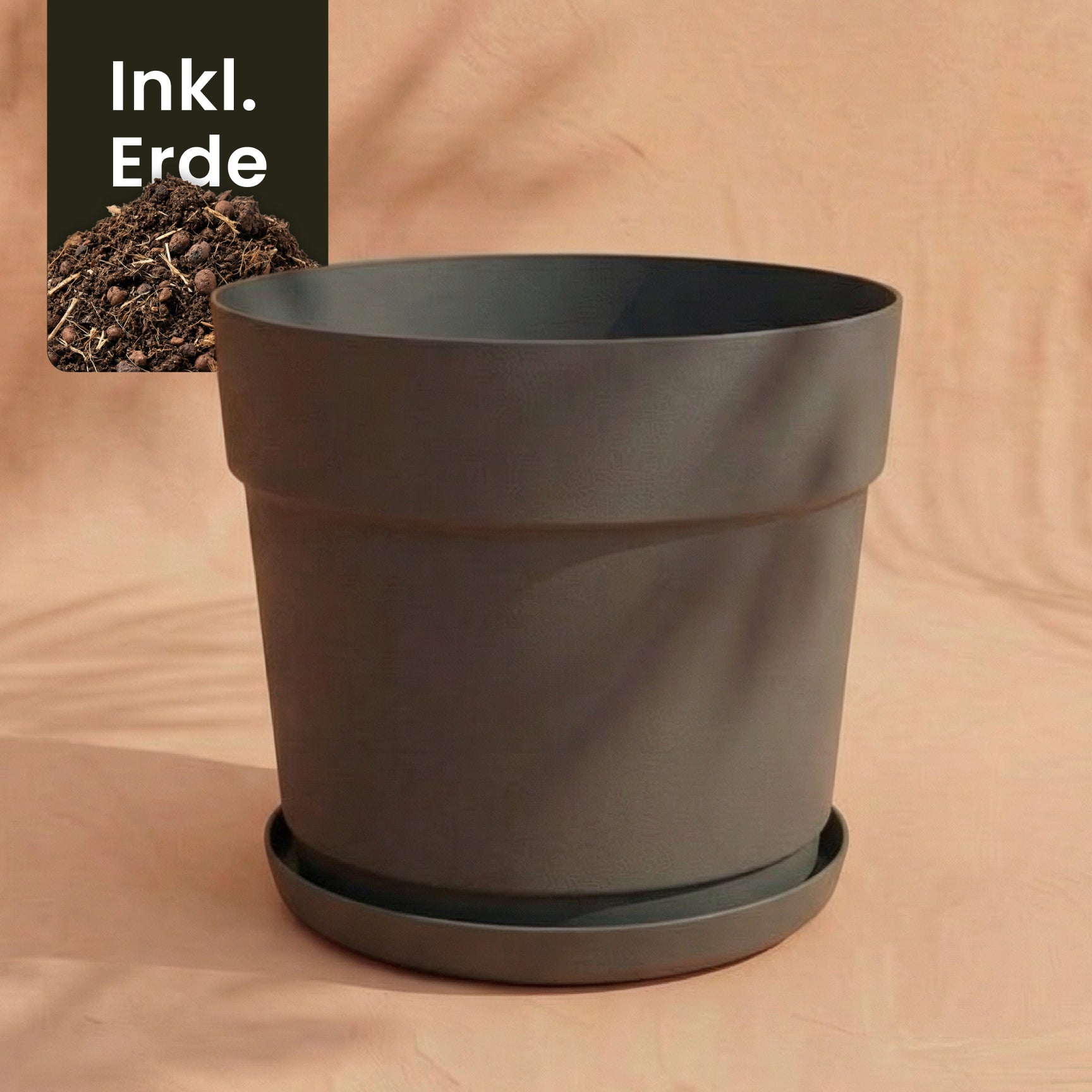 Ein großer, leerer Kunststoff Pflanzkübel (Bloom | 29 cm Ø) in Dunkelgrau mit passender Untertasse steht auf heller Fläche. Ein 