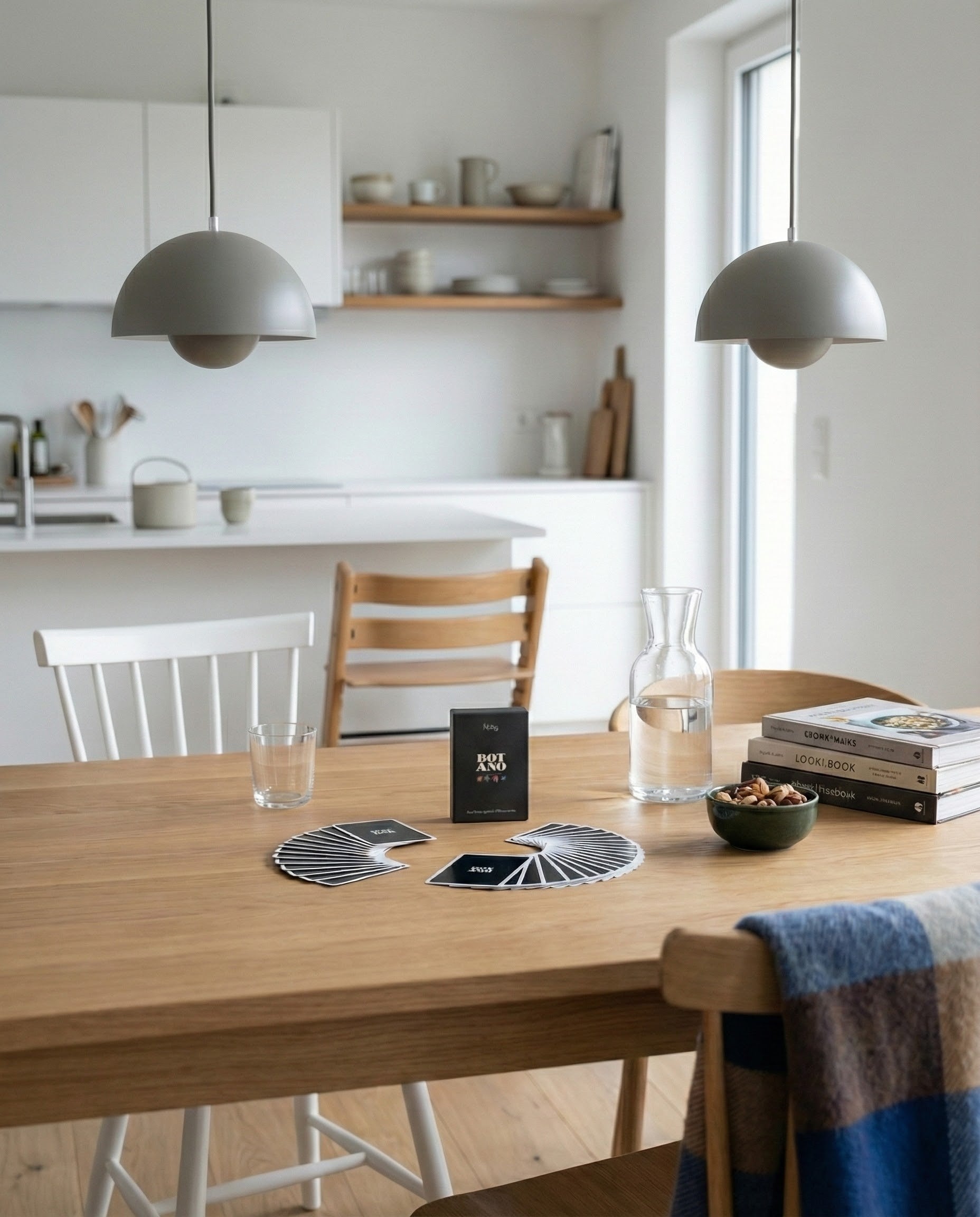 Ein moderner Essbereich mit einem Holztisch, an dem das Kartenspiel 