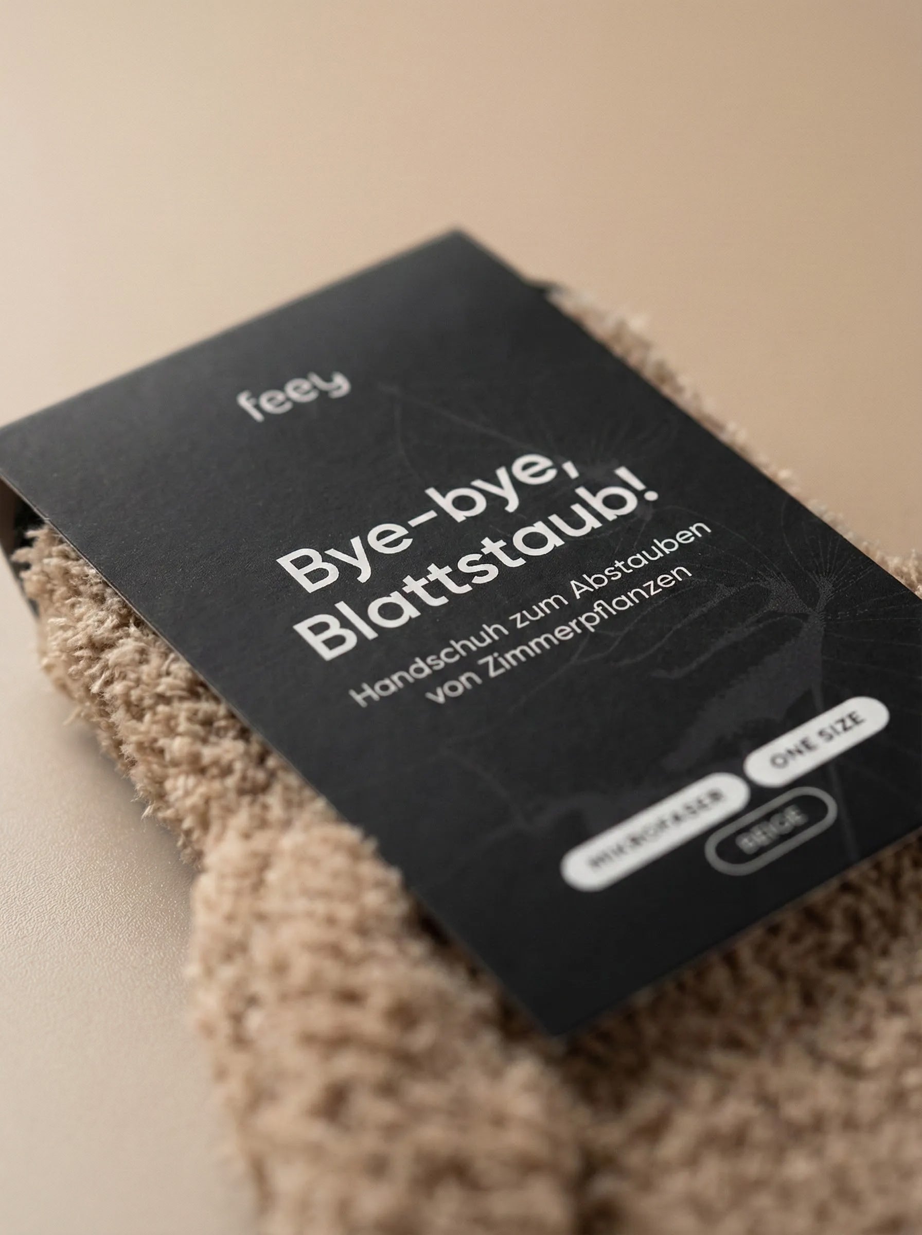 Eine Nahaufnahme des strukturierten Staubhandschuhs in der umweltfreundlichen Verpackung mit der Aufschrift 