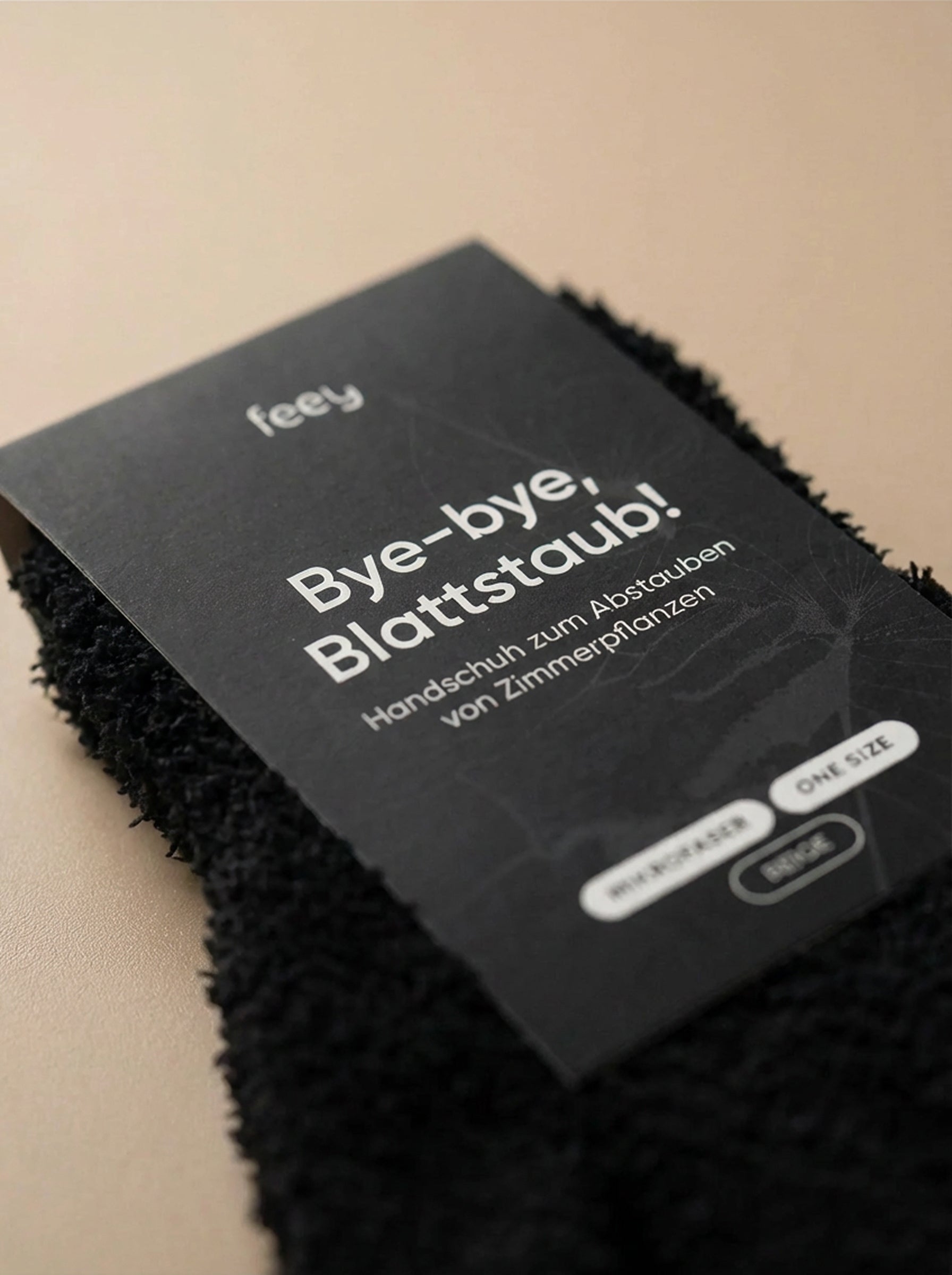 Eine Nahaufnahme des schwarzen Staubhandschuhs mit der Aufschrift 