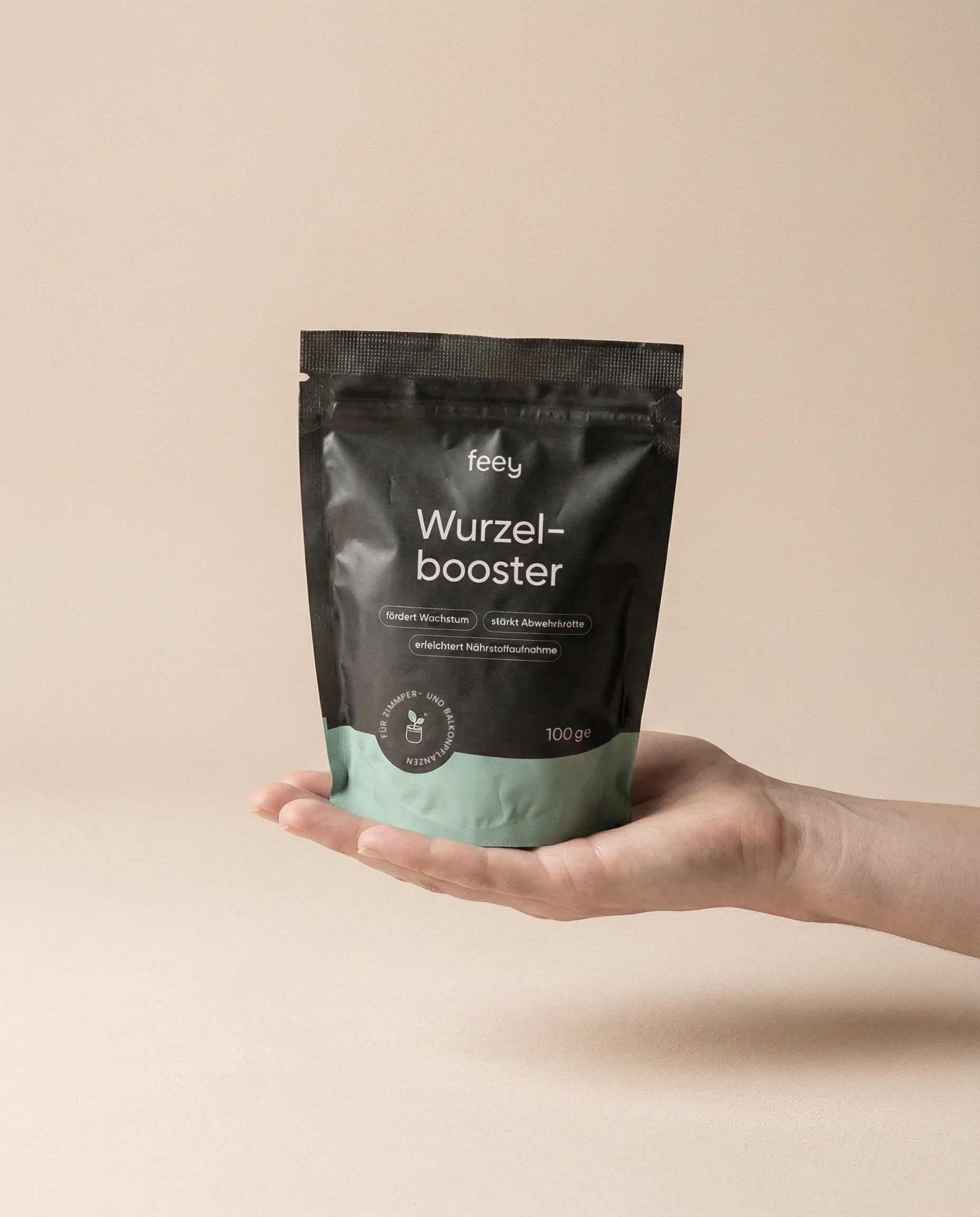 Eine Hand hält eine schwarz-grüne wiederverschließbare Tüte 