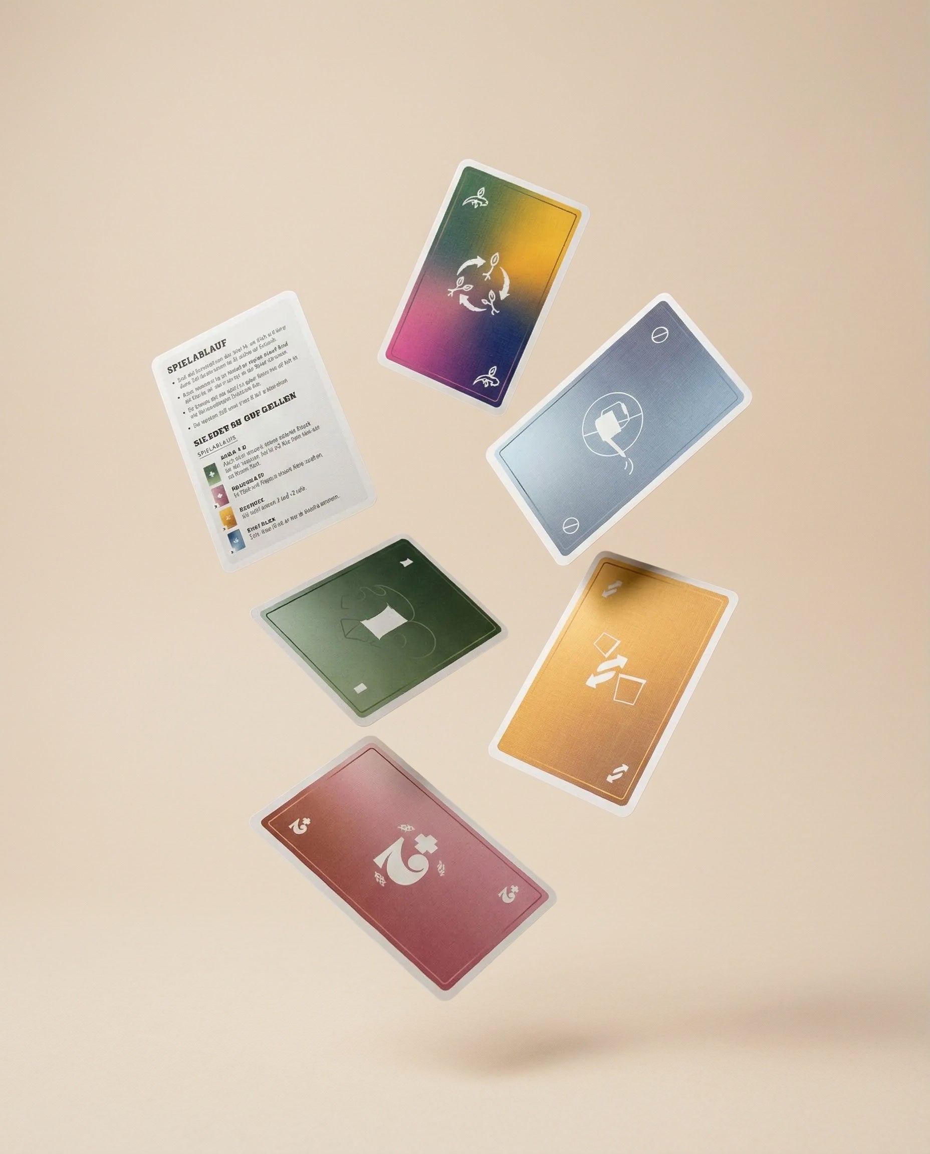 Sechs Karten aus dem Kartenspiel 'Botano', inspiriert von Pflanzenpower, schweben auf einem beigen Hintergrund. Das Set enthält fünf farbenfrohe Karten mit Symbolen und geometrischen Formen in Grün, Gold, Lila, Silber und Rot sowie eine Anleitungskarte.