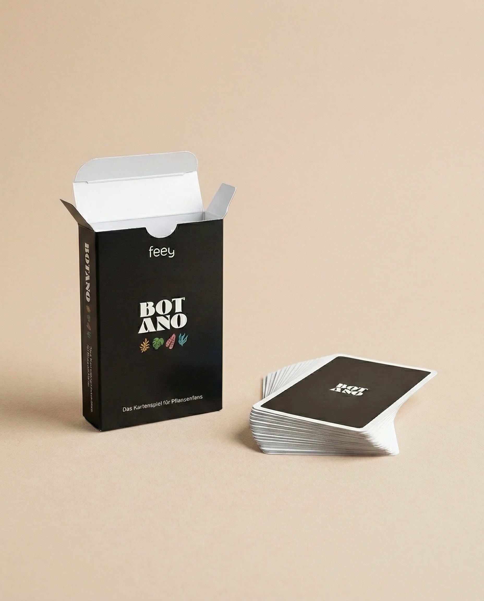 Das Kartenspiel 'Botano' besteht aus einer schlichten schwarzen Kartenbox mit den Aufschriften 