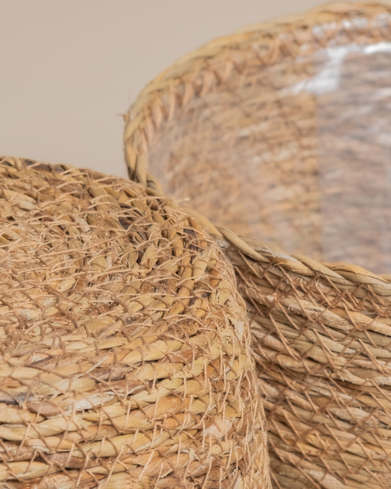 Nahaufnahme von zwei "Pflanzenkörben aus Seegras (Kesat | 18 cm ⌀)", die die Naturfaserkonstruktion und die komplizierte geflochtene Strohtextur hervorheben.
