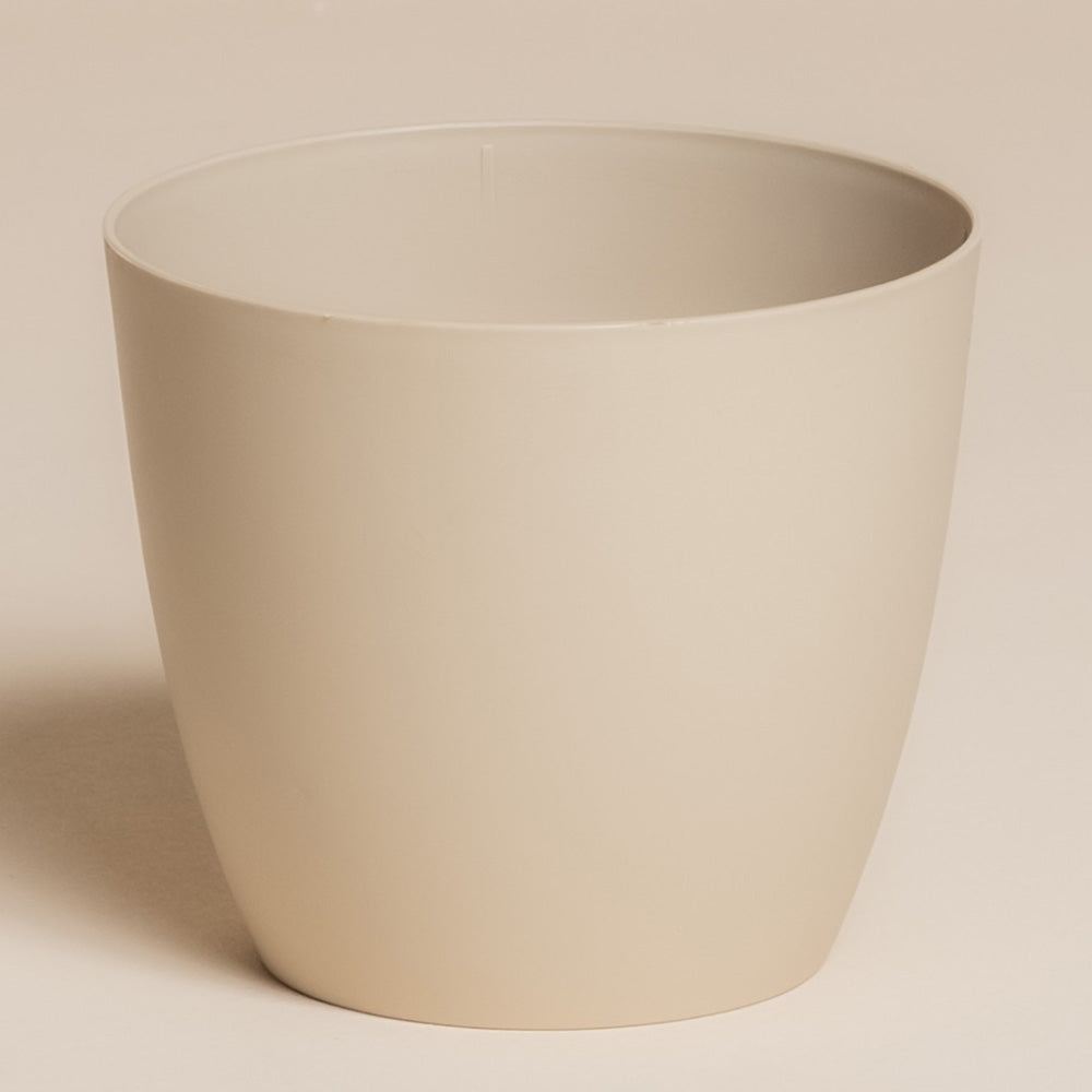 Ein schlichter, beiger Kunststoff-Topf (Kiki | 11 cm Ø) mit glatter Oberfläche und leicht ausgestelltem Rand wird vor einem passenden Hintergrund gezeigt - ideal, um Ihr Lieblingspflänzchen als stilvolle Wohndekoration in Szene zu setzen.
