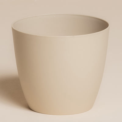 Ein schlichter, beiger Kunststoff-Topf (Kiki | 11 cm Ø) mit glatter Oberfläche und leicht ausgestelltem Rand wird vor einem passenden Hintergrund gezeigt - ideal, um Ihr Lieblingspflänzchen als stilvolle Wohndekoration in Szene zu setzen.