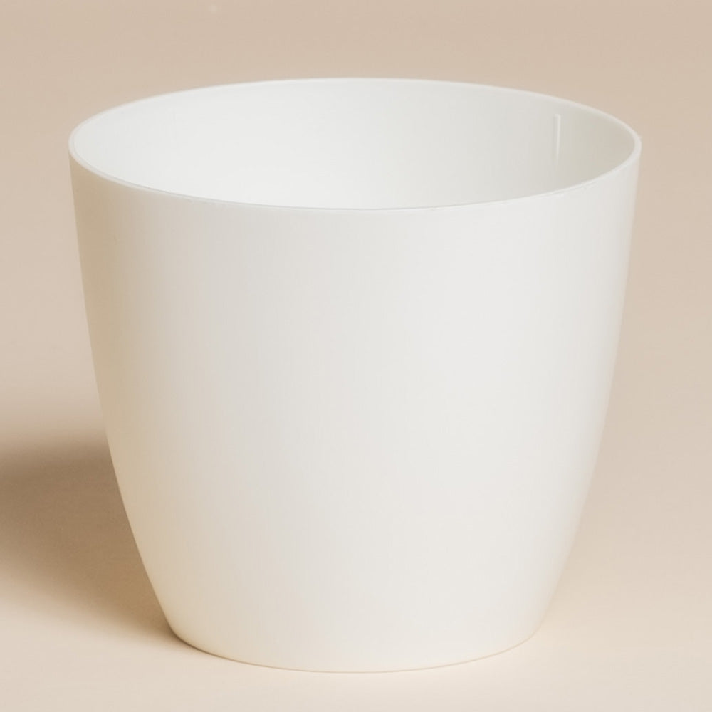 Ein schlichter, weißer Kunststoff-Topf (Kiki | 11 cm Ø) mit leicht ausgestelltem Rand, ideal für kleine Pflanzen, steht auf einem neutralen, beigen Hintergrund.