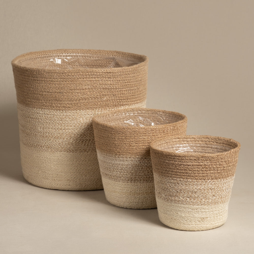 Das Pflanzenkorb-Set aus Jute (Lapis | 30, 18, 16) umfasst drei handgefertigte Körbe in Natur- und Creme-Tönen mit runden Öffnungen – perfekt als stilvolles Set für Pflanzen in verschiedenen Größen für jedes Zuhause.