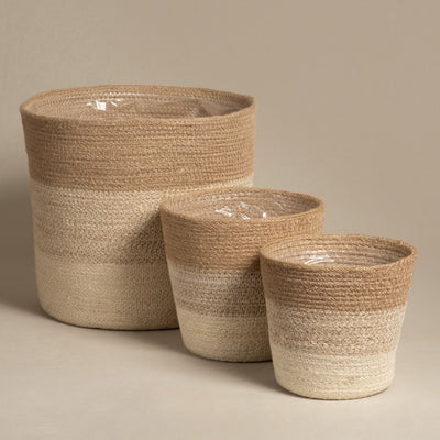 Das Pflanzenkorb-Set aus Jute (Lapis | 30, 18, 16) umfasst drei handgefertigte Körbe in Natur- und Creme-Tönen mit runden Öffnungen – perfekt als stilvolles Set für Pflanzen in verschiedenen Größen für jedes Zuhause.