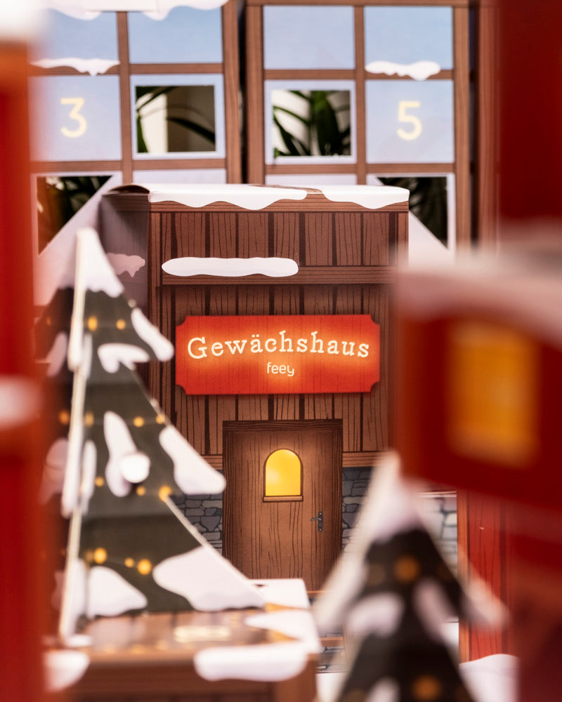 Ein gemütliches, schneebedecktes Holzgebäude mit der Aufschrift 