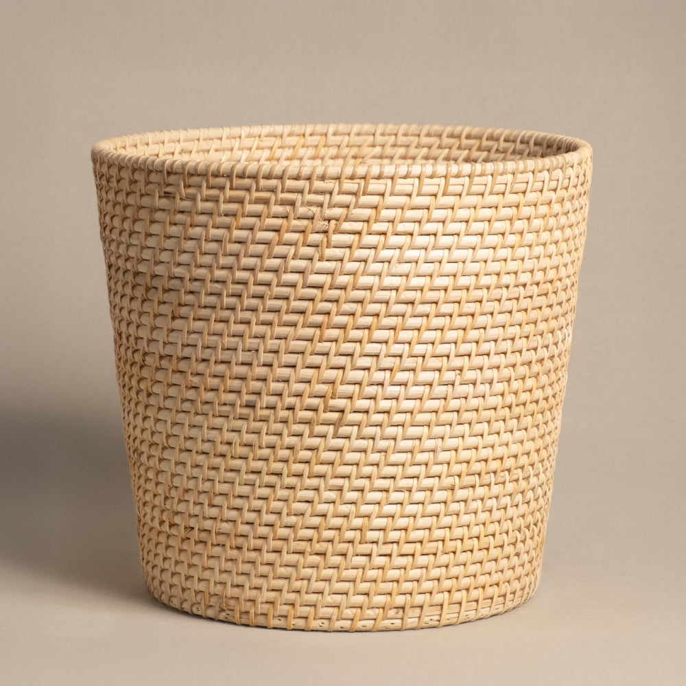 Der Pflanzenkorb aus Rattan (Calen | 30cm Ø) ist ein handgeflochtener, runder und heller Korb mit einem engen Flechtmuster – ideal als Pflanzkorb und vor einem neutralen Hintergrund in Szene gesetzt.