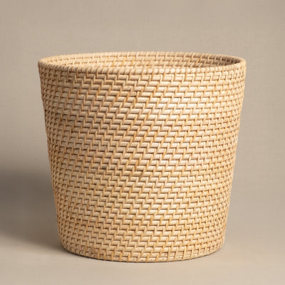 Der Pflanzenkorb aus Rattan (Calen | 30cm Ø) ist ein handgeflochtener, runder und heller Korb mit einem engen Flechtmuster – ideal als Pflanzkorb und vor einem neutralen Hintergrund in Szene gesetzt.