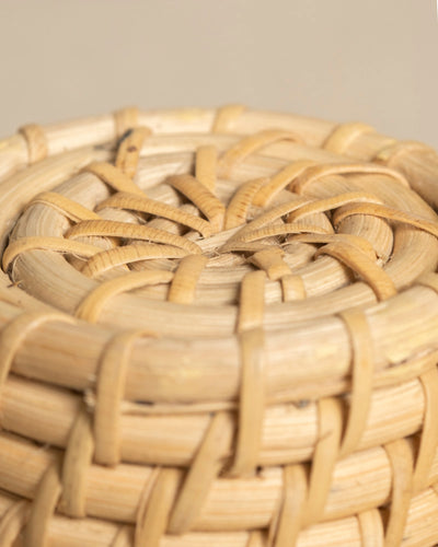 Nahaufnahme des Rattan-Babypflanzen-Korbs „Calen“ (3 Stk.), der sein handgewebtes Design aus leichten Naturfasern zeigt und das komplizierte Webmuster und die Textur hervorhebt.