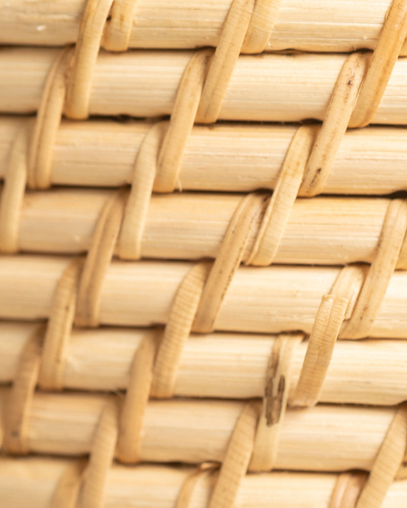 Nahaufnahme des Rattan-Babypflanzen-Korbs „Calen“ (3 Stk.): handgewebte hellbraune Streifen in einem diagonalen Muster mit natürlicher Textur und Unvollkommenheiten, ideal als dekorative Pflanzenkörbe.