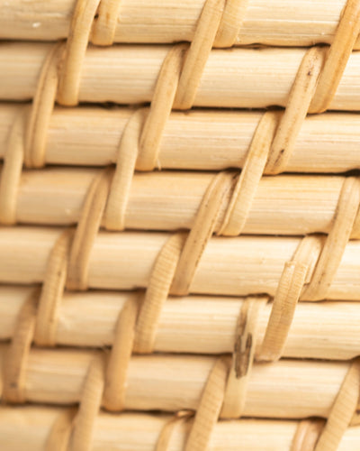 Nahaufnahme des Rattan-Babypflanzen-Korbs „Calen“ (3 Stk.): handgewebte hellbraune Streifen in einem diagonalen Muster mit natürlicher Textur und Unvollkommenheiten, ideal als dekorative Pflanzenkörbe.
