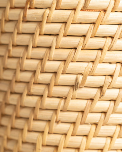 Nahaufnahme des handgefertigten geflochtenen Rattans auf dem Pflanzenkorb aus Rattan (Calen | 25 cm Ø), der ein detailliertes Schraffurmuster mit natürlicher Textur aufweist – perfekt, um jedem Raum eine organische Note zu verleihen.