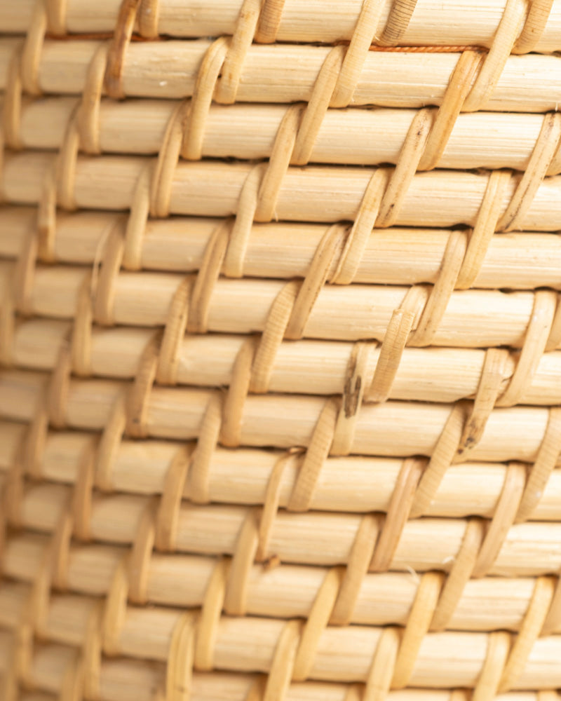 Nahaufnahme des handgeflochtenen Pflanzenkorbs aus Rattan (Calen | 22 cm Ø), der sein detailliertes Kreuzmuster hervorhebt – ein stilvoller Rattan-Akzent und der perfekte Blumentopf für Ihr Zuhause.