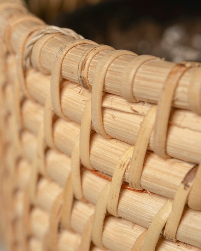 Nahaufnahme des Pflanzenkorbs aus Rattan (Calen | 22 cm Ø), die seine detaillierte Textur und die natürliche Farbe der handgewebten Fasern zeigt.