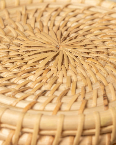 Nahaufnahme des Pflanzenkorbs aus Rattan (Calen | 25 cm Ø), der sein handgewebtes, kreisförmiges Rattanmuster aus hellbraunen Naturfasern zeigt.
