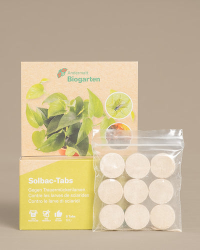 Verpackung mit Solbac-Tabs gegen Trauermücken inkl. Ansicht der Tabs im Plastikbeutel