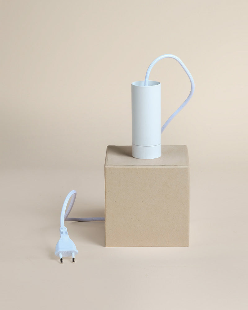 Eine weiße zylindrische Pendelleuchte 