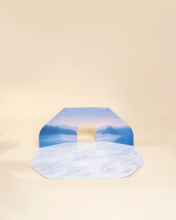 Der Pflanzen Adventskalender | NIKIN-Special (Dschungel-Version) ist offen und offenbart hinter nummerierten Türchen kleine Parfumflakons und Fläschchen. Die Schachtel zeigt ein üppiges Dschungel-Design und bringt botanischen Charme auf einen sanften beigen Hintergrund.