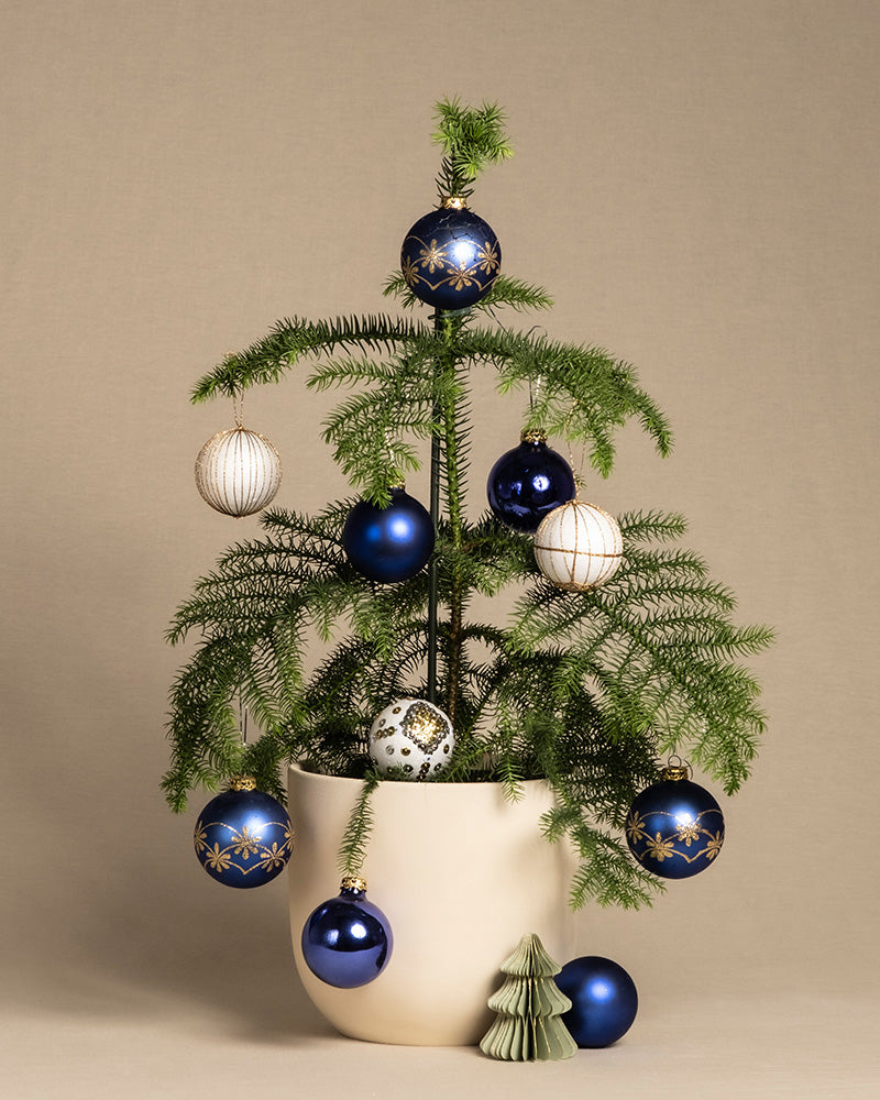 Weihnachtsbaum im Topf geschmückt mit Weihnachtskugeln