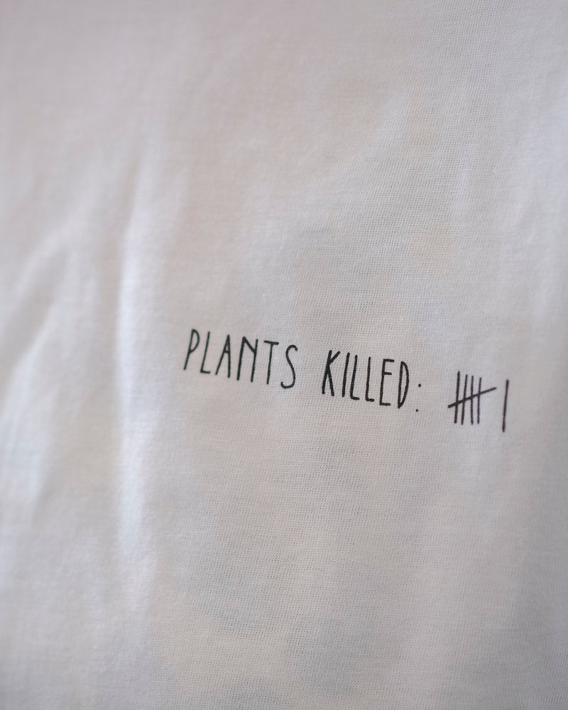 Detailaufname eines weissen T-Shirts mit dem Aufdruck «Plants Killed» 
