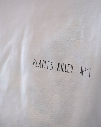 Detailaufname eines weissen T-Shirts mit dem Aufdruck «Plants Killed» 