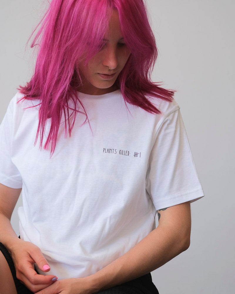 Ein weisses T-Shirt mit dem Aufdruck «Plants Killed» wird von einer Frau getragen.