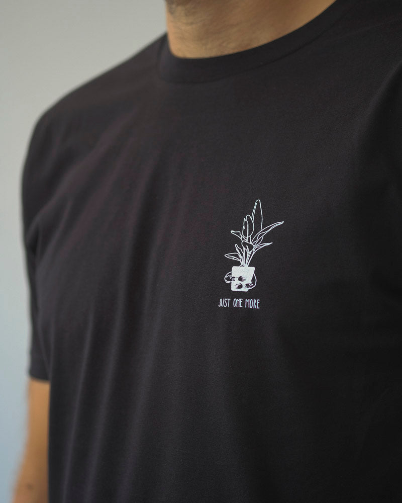 Ein schwarzes T-Shirt mit dem Aufdruck «Just One More».
