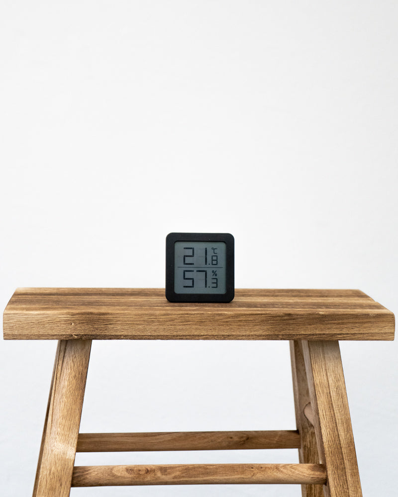 Hygrometer schwarz auf Holztisch