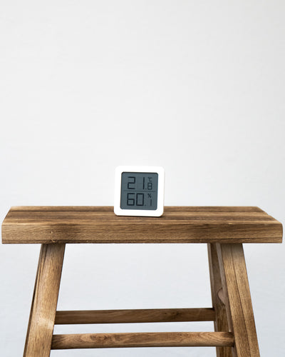Hygrometer weiss auf einem Holztisch