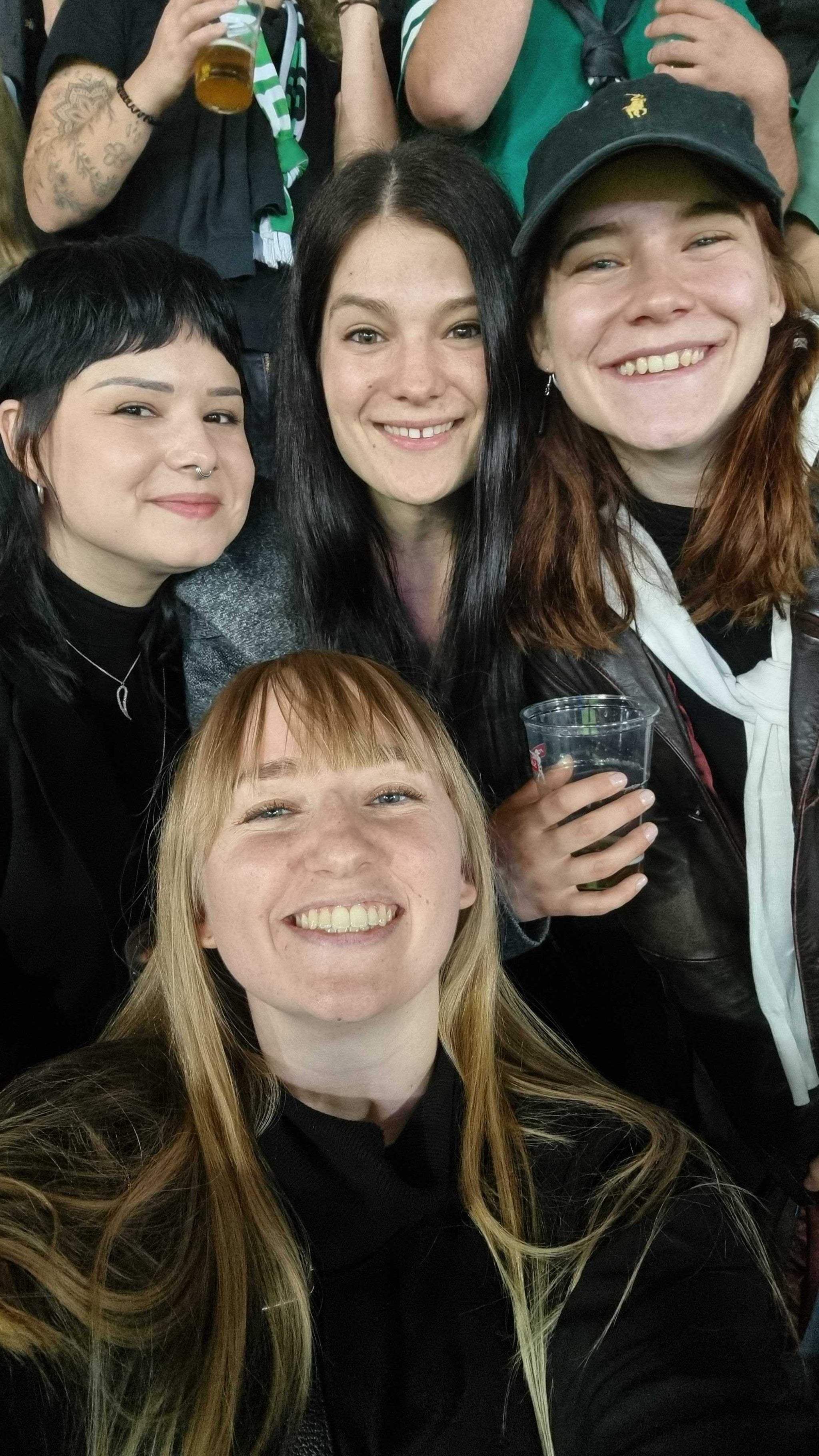 Gruppenselfie von vier Frauen beim Fussballmatch.