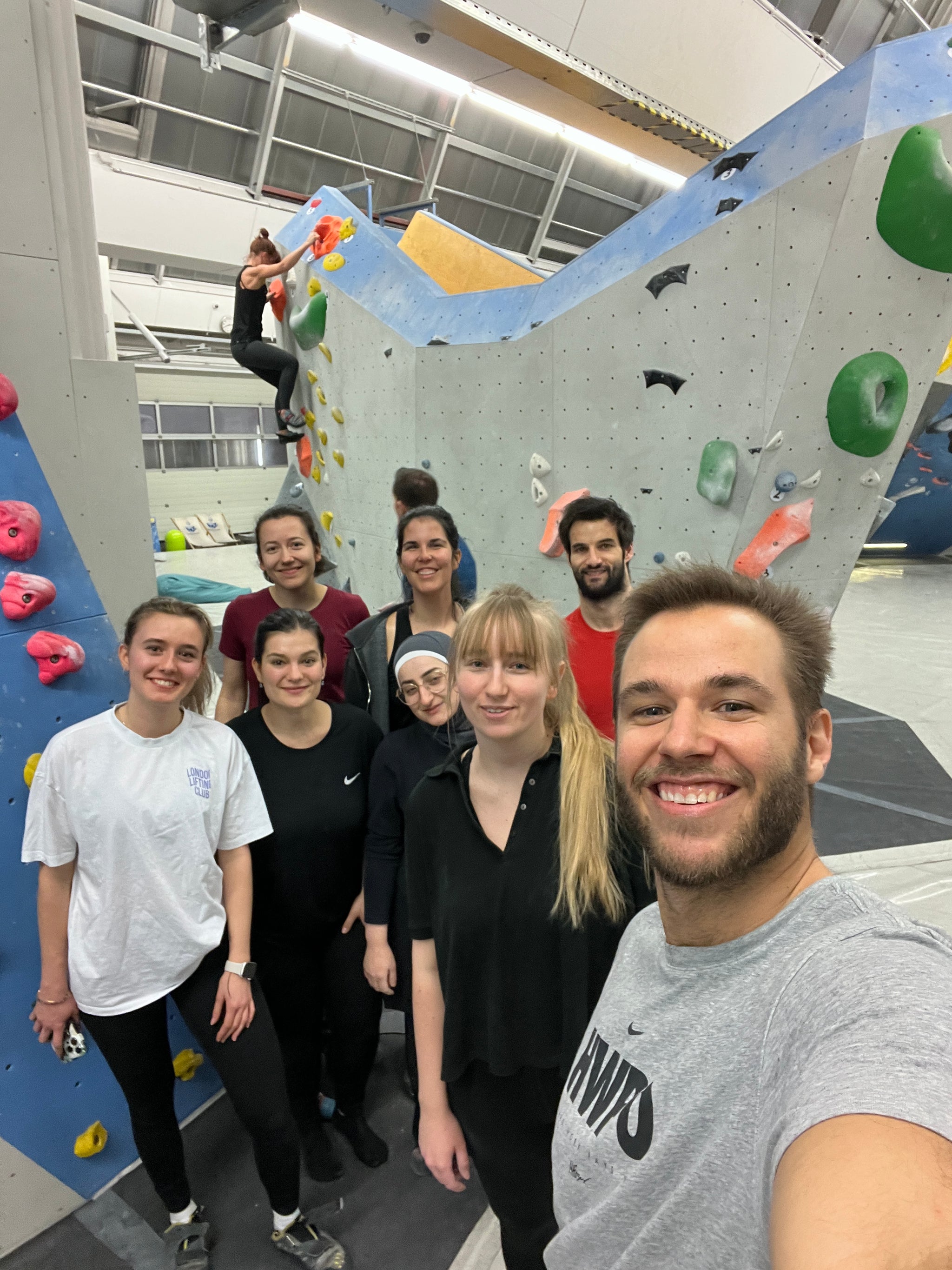 Gruppenfoto mit 8 Personen in einer Boulder-Halle.