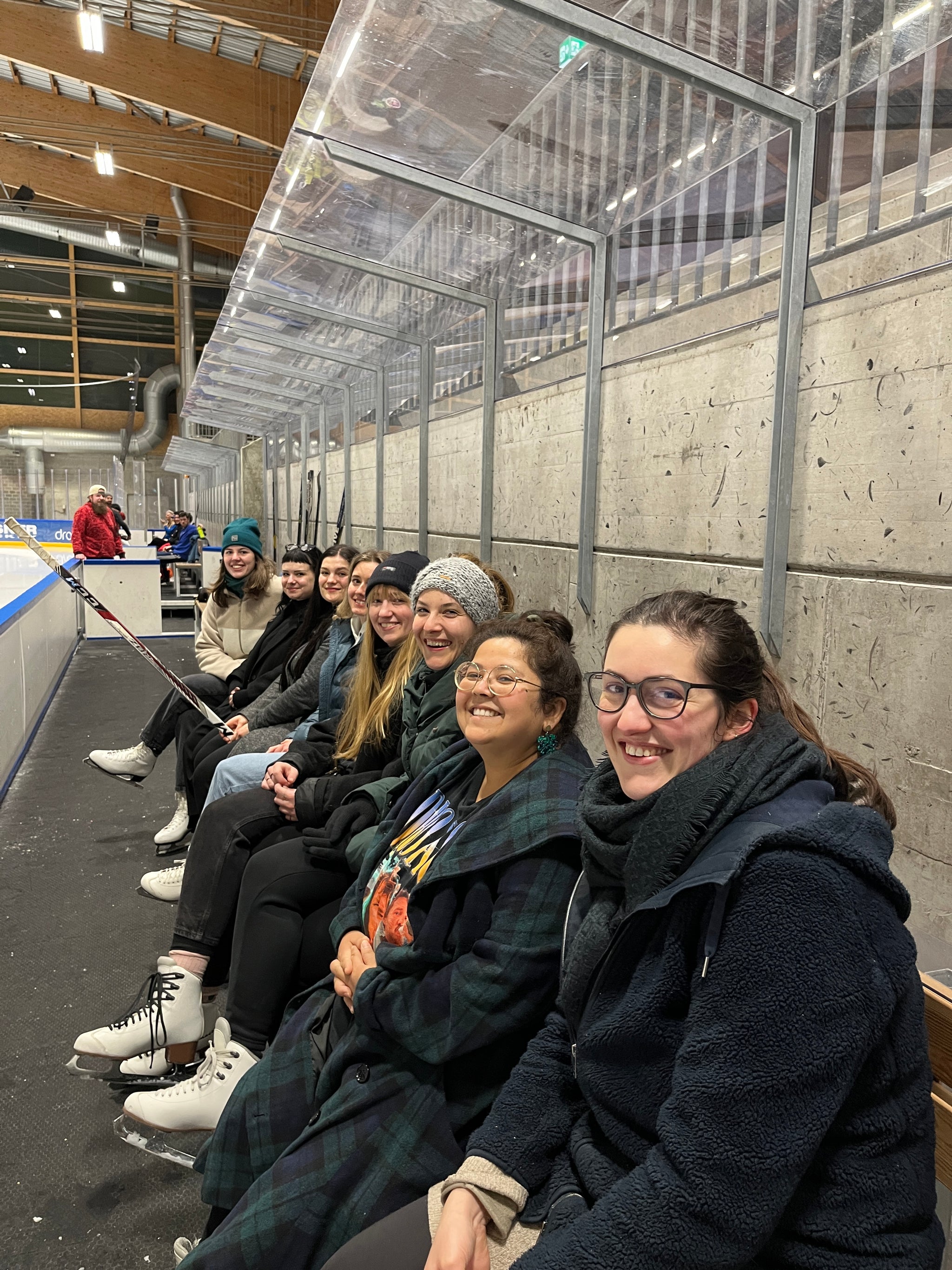 Eine Gruppe mit Schlittschuhen in der Eishalle.