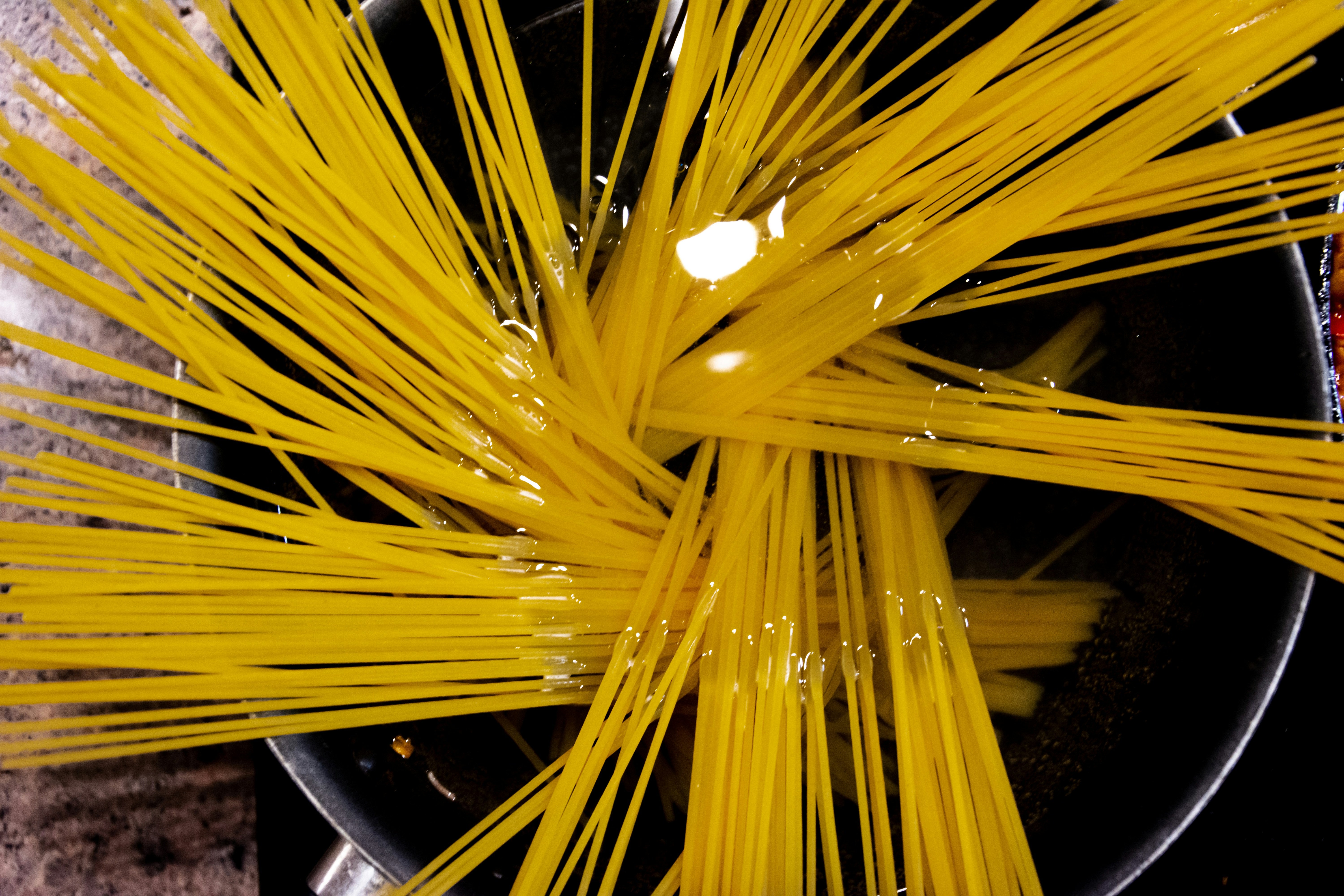 Spaghetti werden im Topf mit Wasser gekocht.