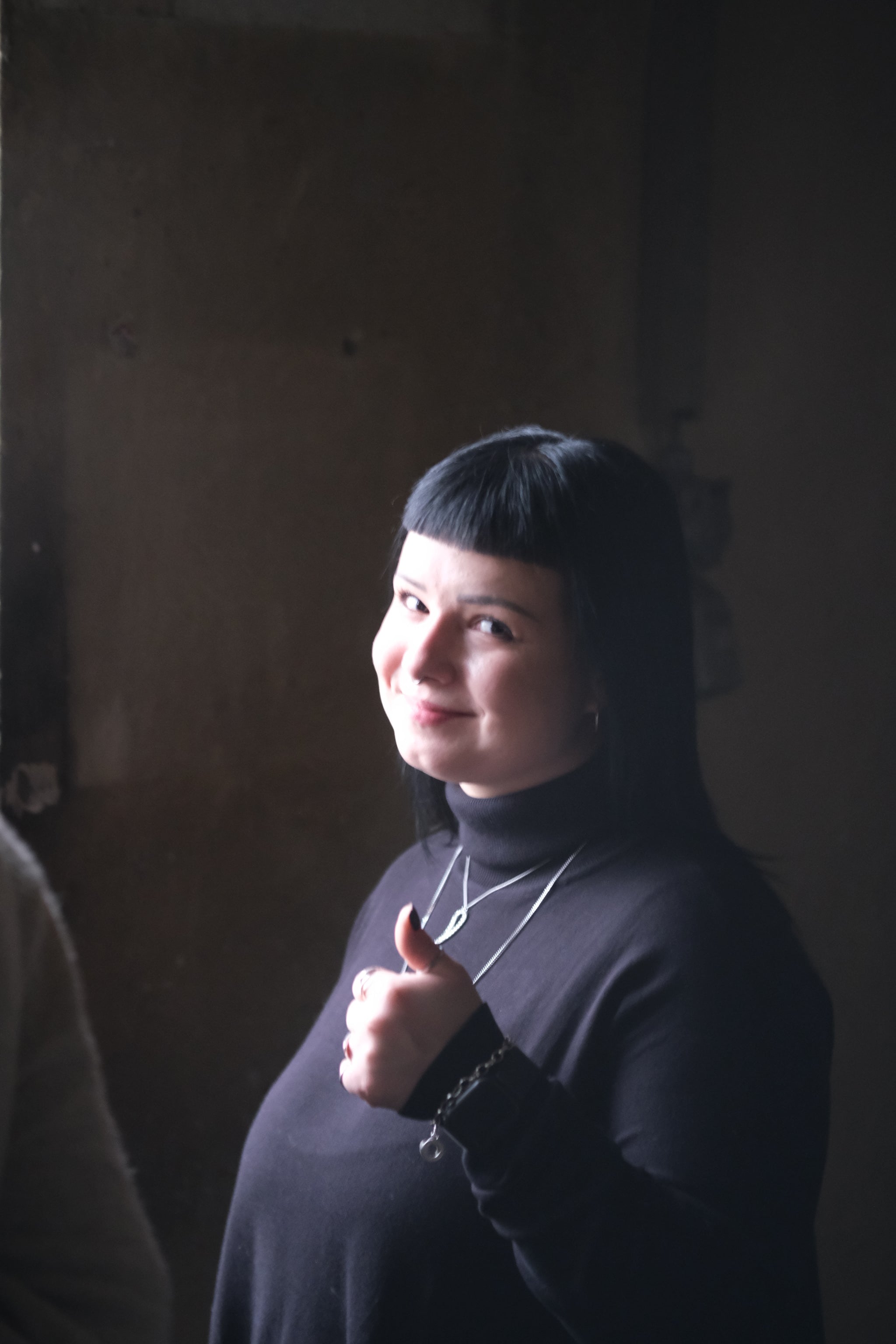 Eine Frau, die ihren Daumen hochhält.