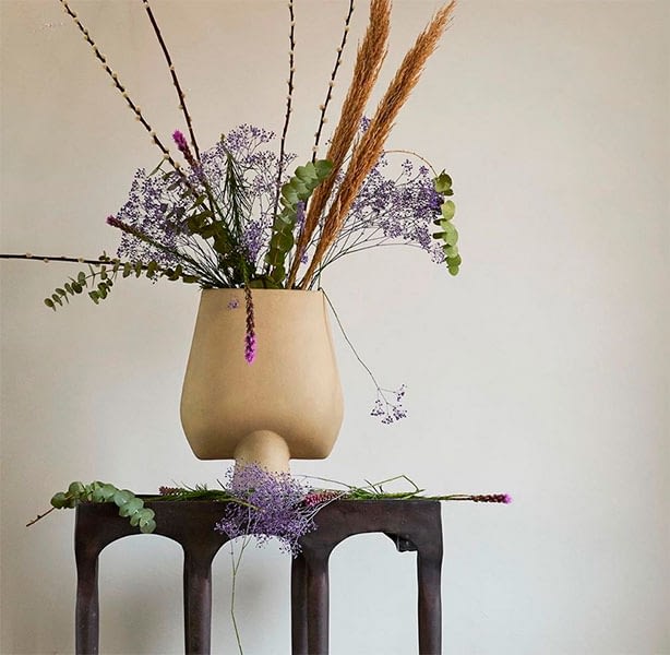 Trockenblumen-Strauss in bauchiger, erdfarbener Vase