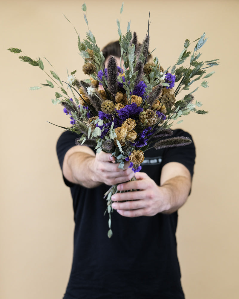 Hanni-Trockenblumen-Strauss mit dunkelblauen Blüten